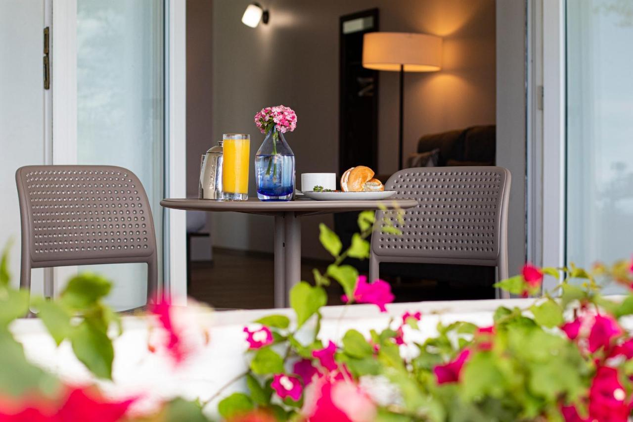 Trade Winds Hotel Dickenson Bay Екстер'єр фото