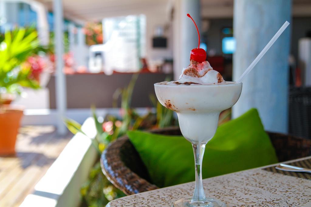 Trade Winds Hotel Dickenson Bay Екстер'єр фото