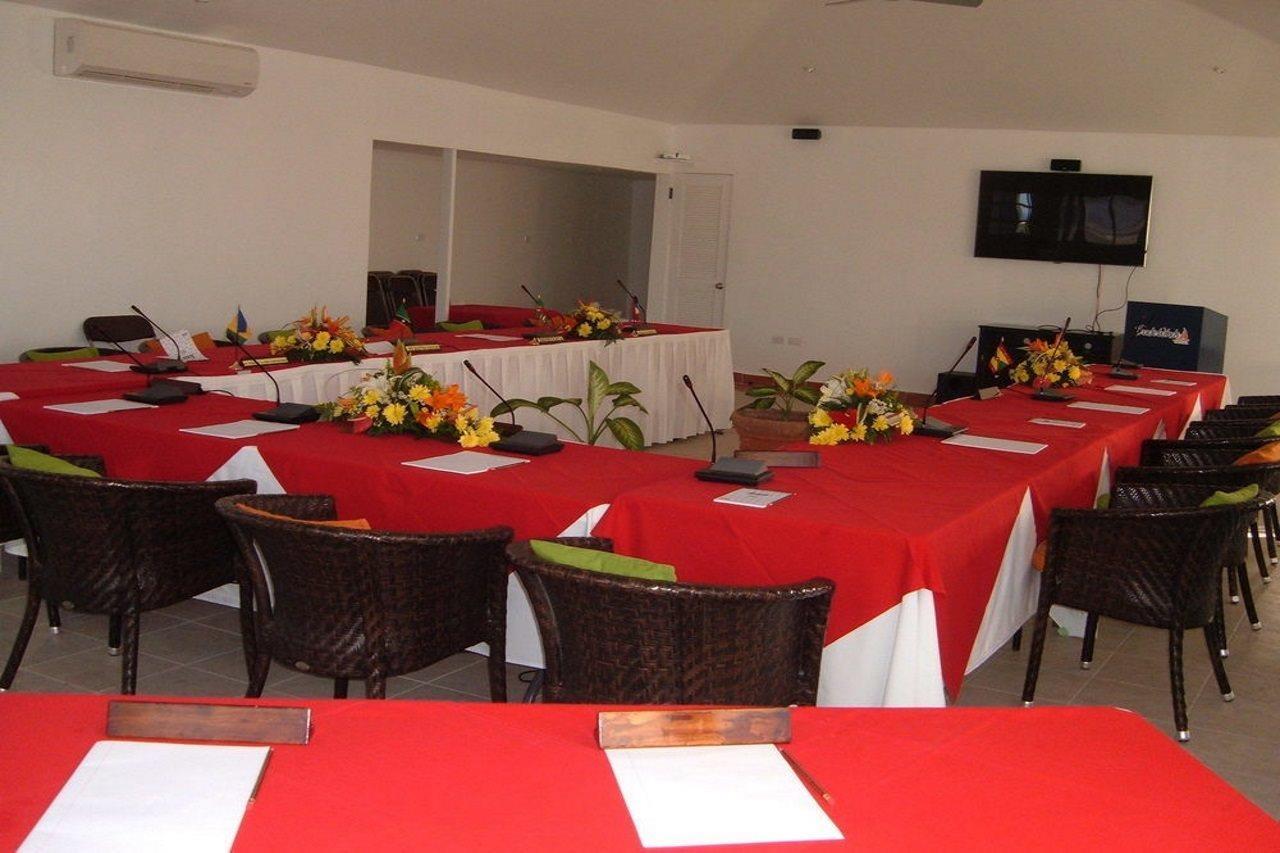 Trade Winds Hotel Dickenson Bay Екстер'єр фото