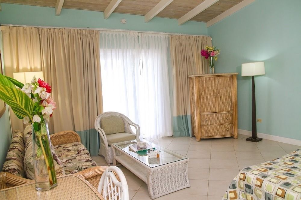 Trade Winds Hotel Dickenson Bay Екстер'єр фото